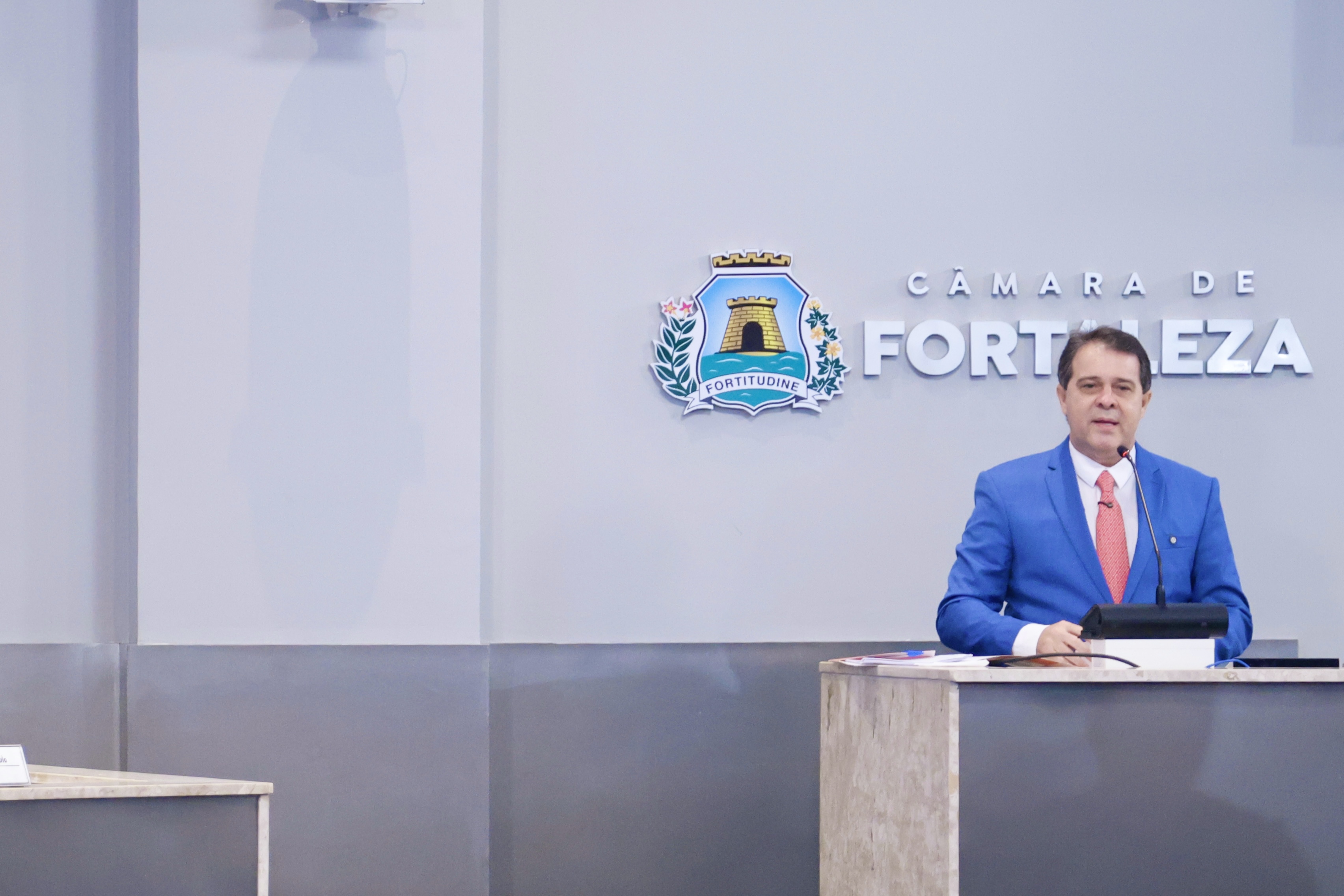 prefeito evandro falando no plenário da câmara